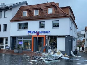 Bildquelle: © VR-Bankverein Bad Hersfeld-Rotenburg eG
Unbekannte Täter sprengten den Geldautomaten in der VR-Bankverein Filiale in Heringen. Die Filiale wurde bei der Sprengung erheblich beschädigt.